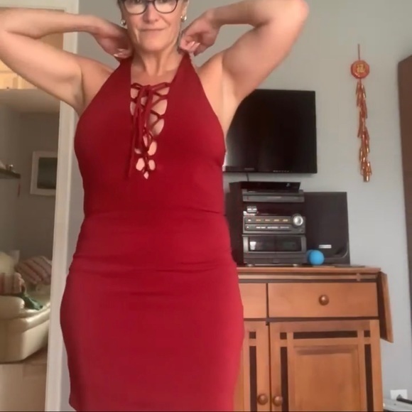 Backless red dress - Picture 3 of 8